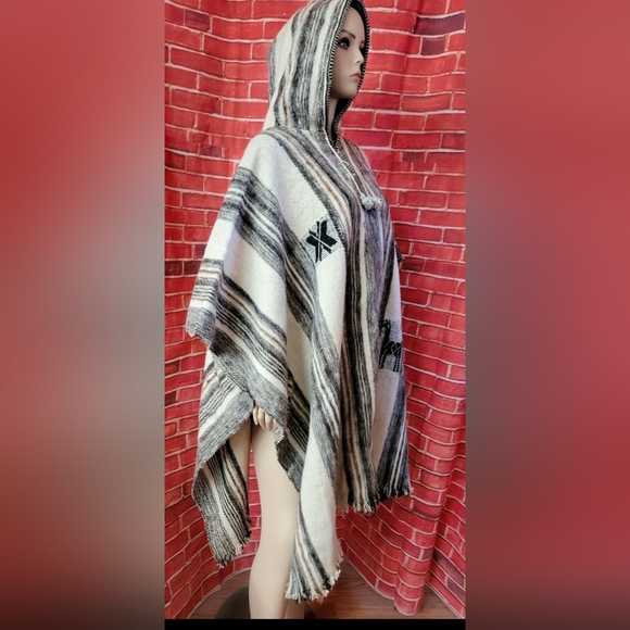Classic Alpaca wool Hand made Poncho from Peru - unisex REVERSIBLE - Picture 2 of 16